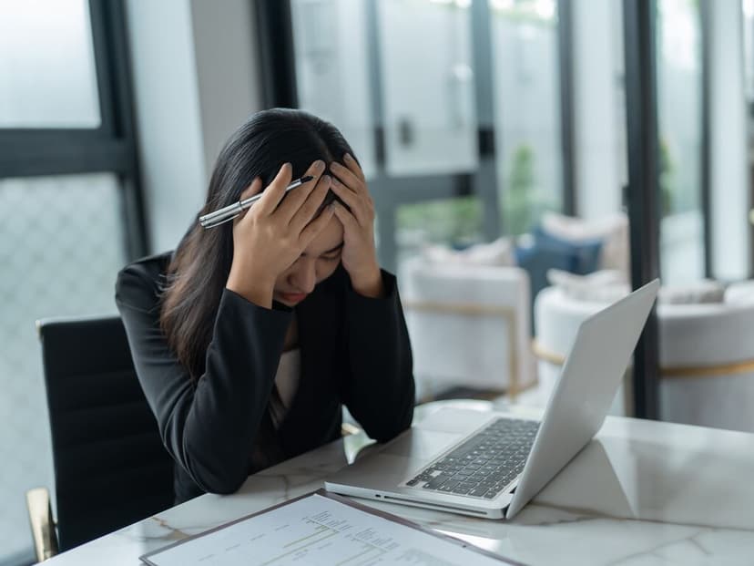 Los centennials cargan con la mayor fatiga laboral en México: estrés, saturación y menos paciencia con el trabajo