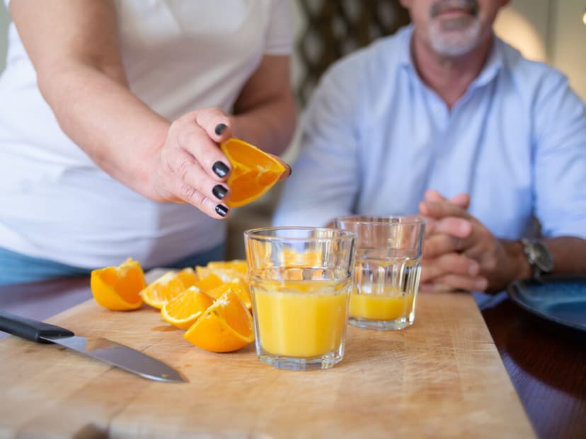 Los nutriólogos coinciden: "Tomar jugo de naranja por las mañanas no es tan saludable como piensas"