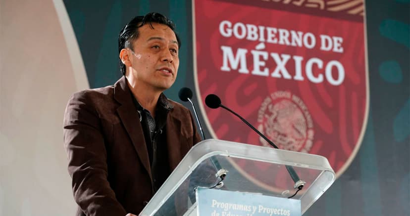 Marx Arriaga denuncia que intentaron desalojarlo con policías de su oficina en la SEP