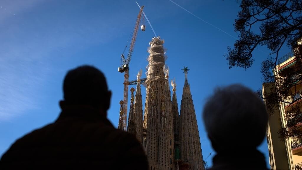 Más cerca del sueño de Gaudí: la Sagrada Familia de Barcelona alcanza su altura máxima