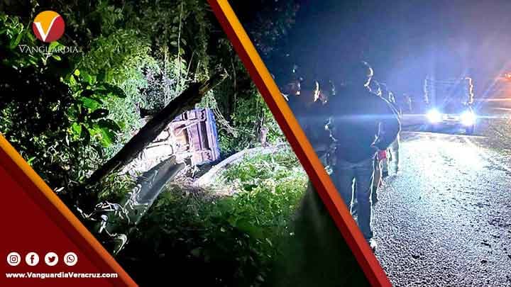 Menor muere al volcar la camioneta donde viajaba con sus padres, en Oaxaca