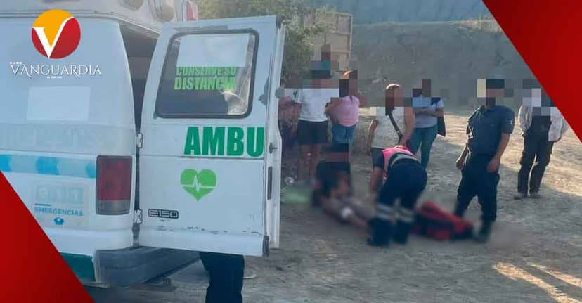 Motociclista se estrella contra retroexcavadora; está grave de salud, en Tamuín, S.L.P.