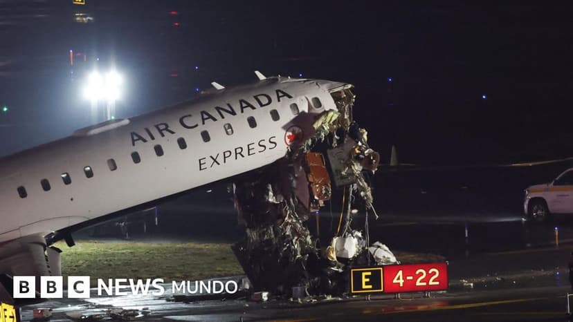 Mueren dos pilotos en una colisión entre un avión y un camión de bomberos en el aeropuerto LaGuardia de Nueva York