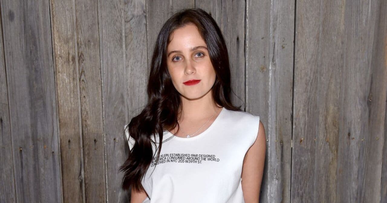 Natasha Dupeyrón denuncia discriminación de una aerolínea por no dejarla volar con su perro de servicio