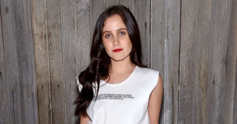 Natasha Dupeyrón denuncia discriminación de una aerolínea por no dejarla volar con su perro de servicio