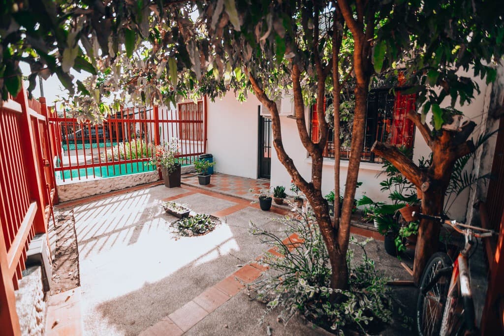 Ni cemento ni concreto: el suelo de los años 70 que vuelve a los patios para hacerlos más frescos y naturales