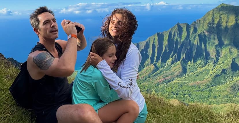 Ocho años después, Aislinn Derbez, Mauricio Ochmann y su hija vuelven juntos a Hawái: 'Es nuestro lugar feliz'