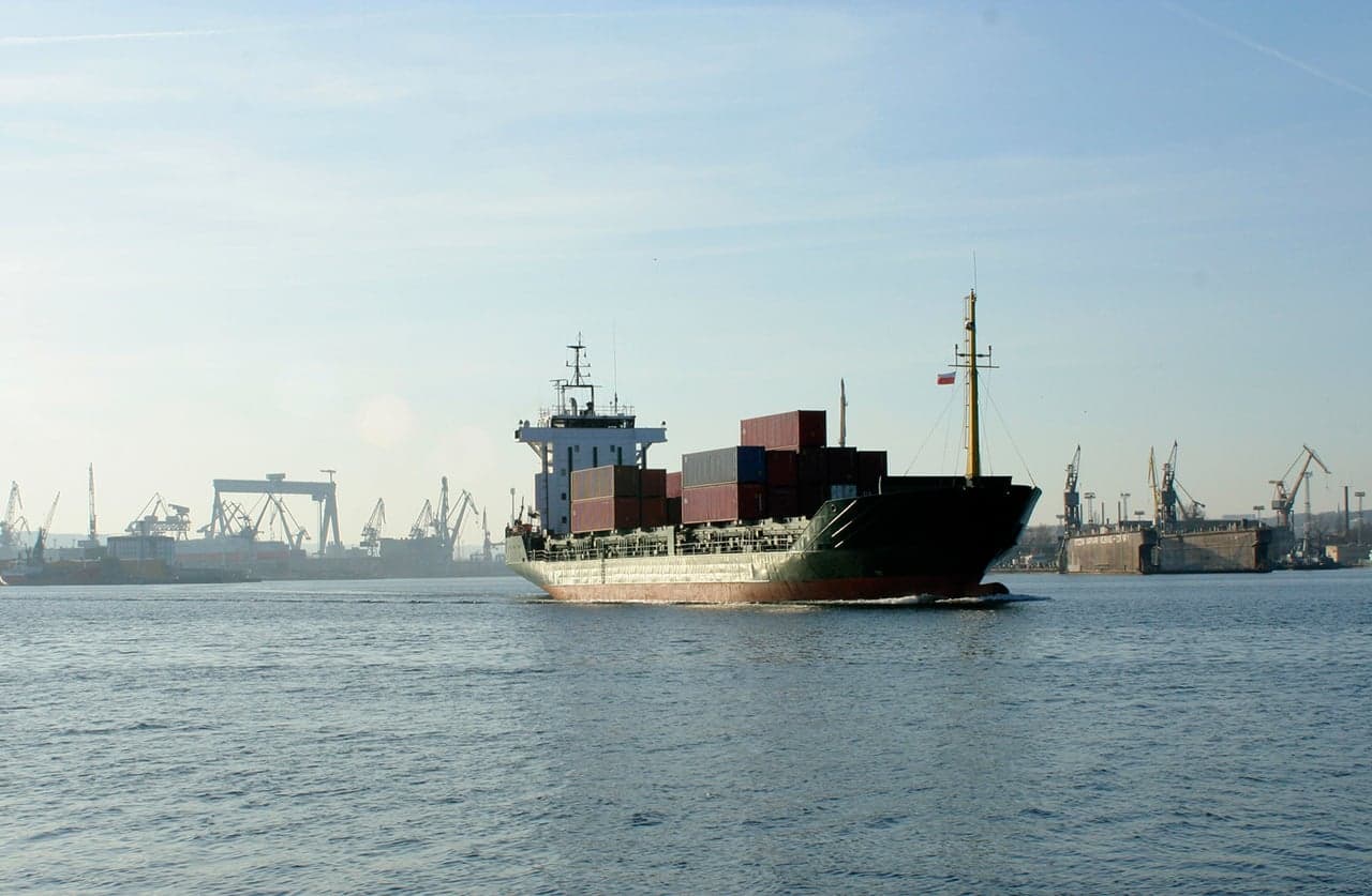 Organización Marítima Internacional mantiene planes de descarbonizar la flota comercial