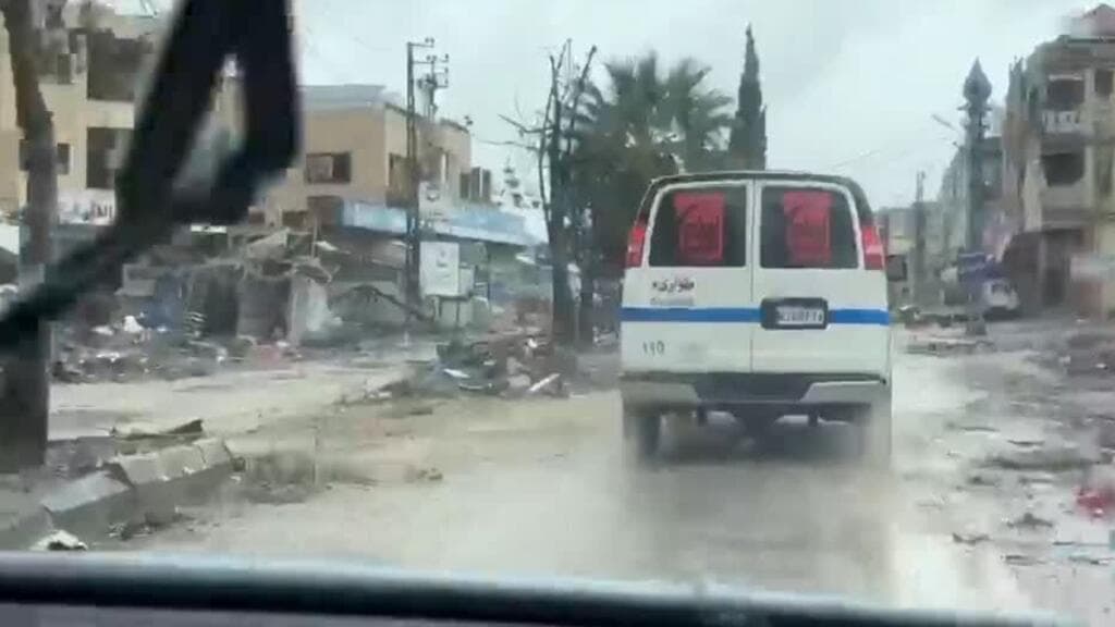 Paramédicos recorren Nabatieh en busca de heridos tras enfrentamientos entre Israel y Hezbolá