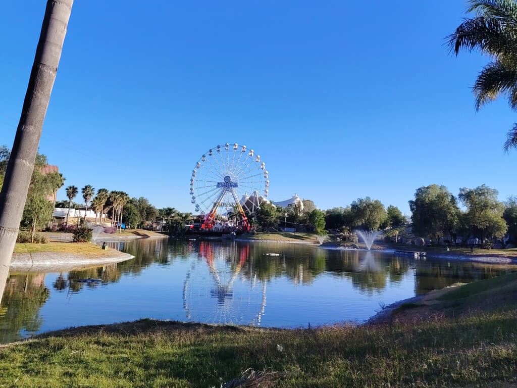 Parece una isla en medio de la ciudad, pero es el lugar donde cobra vida la feria más grande de México