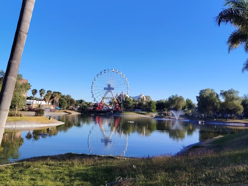 Parece una isla en medio de la ciudad, pero es el lugar donde cobra vida la feria más grande de México