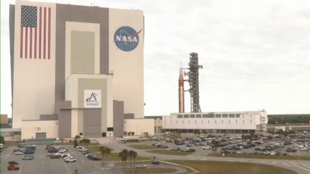 Paso clave para Artemis 2: el cohete ya está en la plataforma de lanzamiento