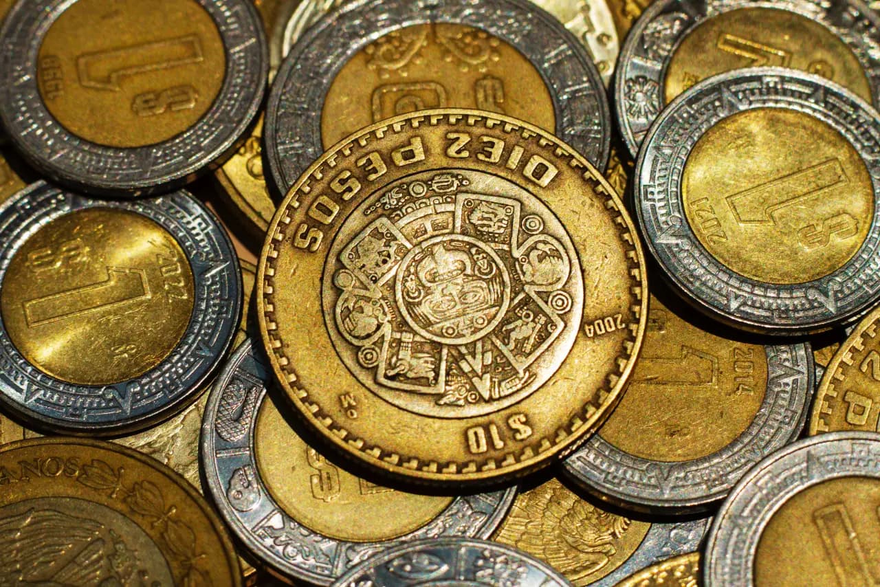 Peso y BMV retroceden previo al anuncio de Banxico