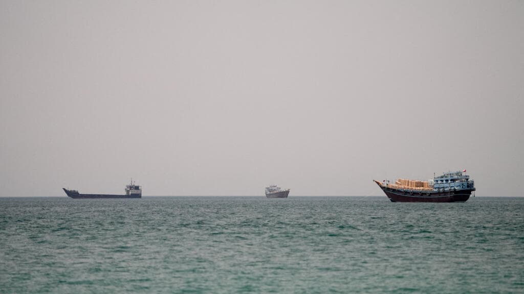 Petrolero es alcanzado por un "proyectil desconocido" frente a la costa de Omán, cerca del estrecho de Ormuz