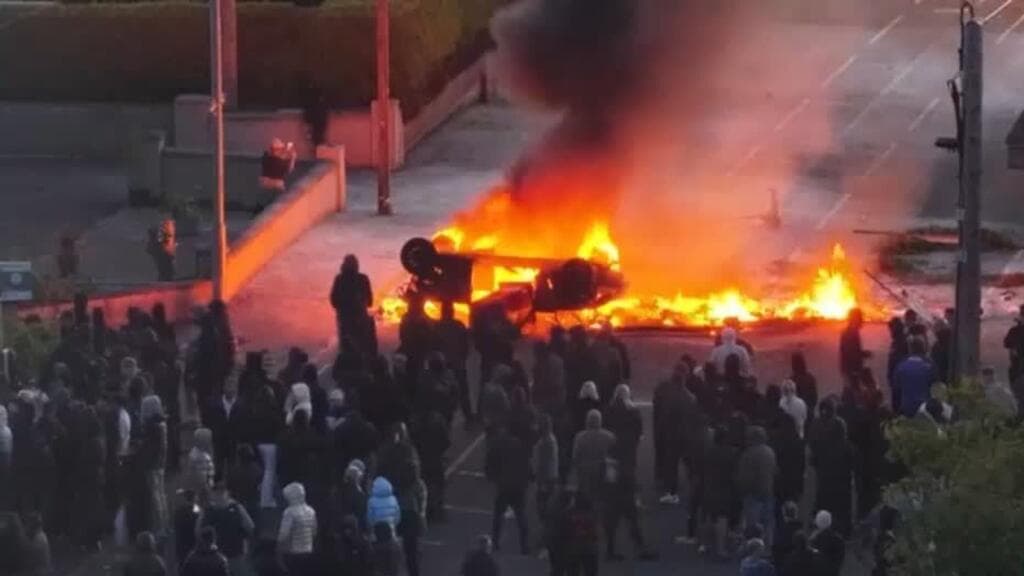 Protestas en contra del discurso antiinmigrante que ha desatado violencia en Irlanda del Norte