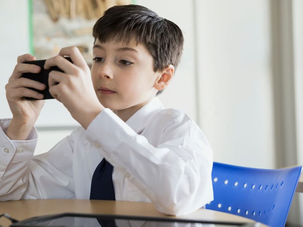 PT quiere prohibir los celulares en las escuelas de México para tener mejores alumnos. Nadie sabe si funcionará