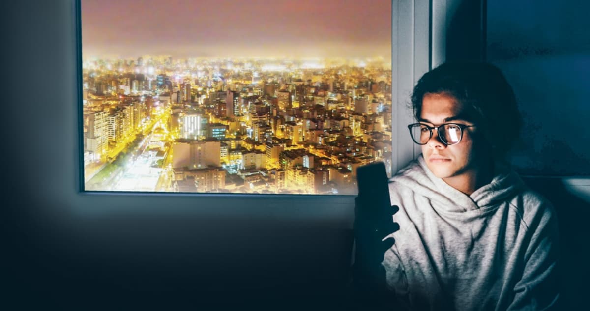 ¿Qué es la luz azul? Conoce sus efectos en la salud y cómo exponerte menos a ella