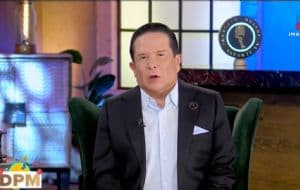 "Siempre es doloroso": Gustavo Adolfo Infante interrumpe transmisión de DPM para informar una repentina muerte en vivo