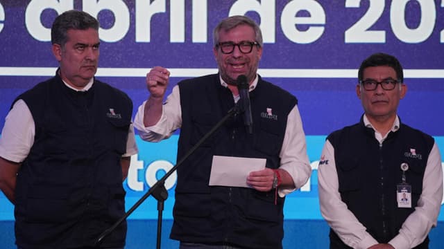 Renuncia cuestionado jefe de organismo electoral de Perú mientras sigue en vilo el balotaje