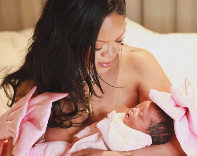 Rocki Irish, la bebé de Rihanna, debuta en portada de revista con look de alta costura