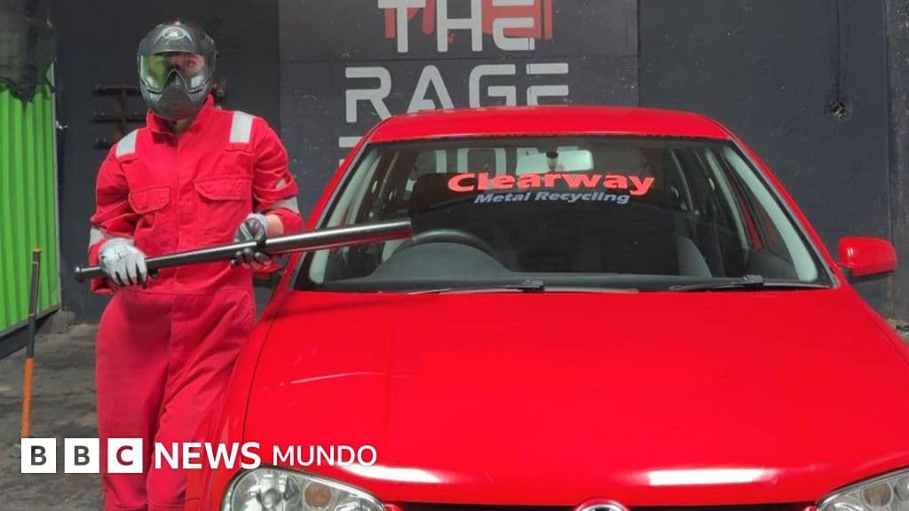 "Salas de la furia": cómo son los espacios cada vez más populares para liberar la ira y aliviar el estrés