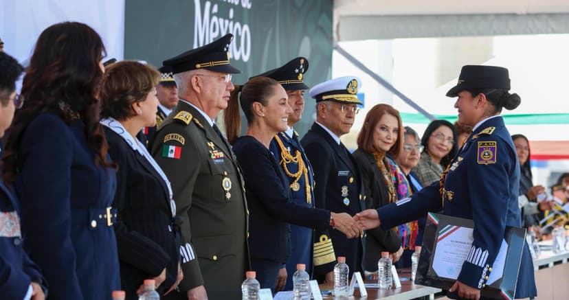 Sheinbaum llama a las Fuerzas Armadas a "cuidar celosamente" la soberanía de México