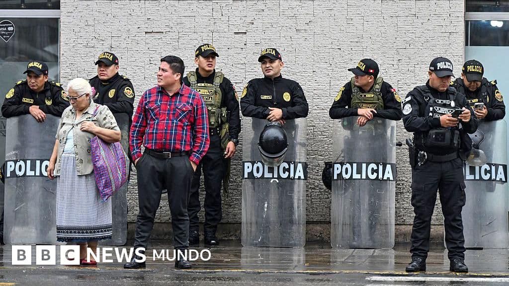 "Si tuviera dinero, me iría del país": cómo la inseguridad y la inestabilidad política son los factores que más motivan a los votantes en las elecciones en Perú