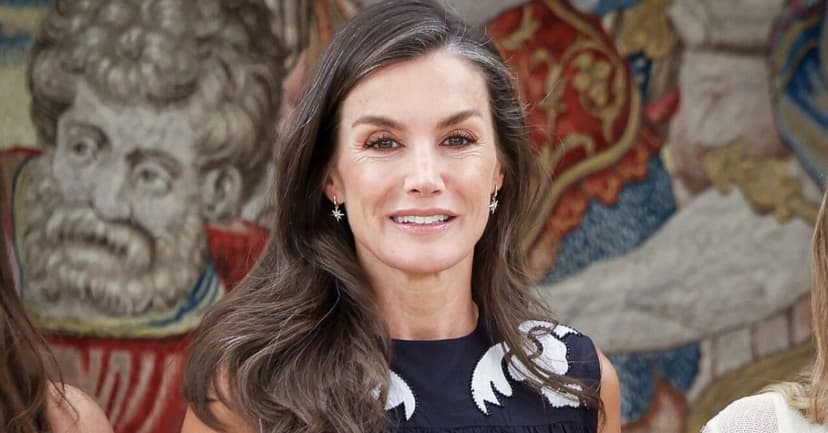 Te decimos cuáles son los vestidos drapeados más hot para llevar como la reina Letizia