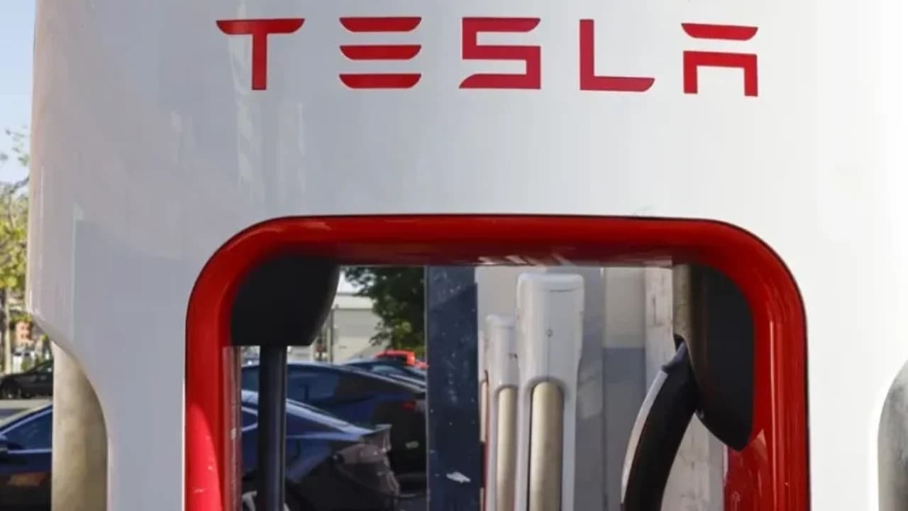 Tesla registra caída de 4% mientras acelera su apuesta por la IA y la robótica