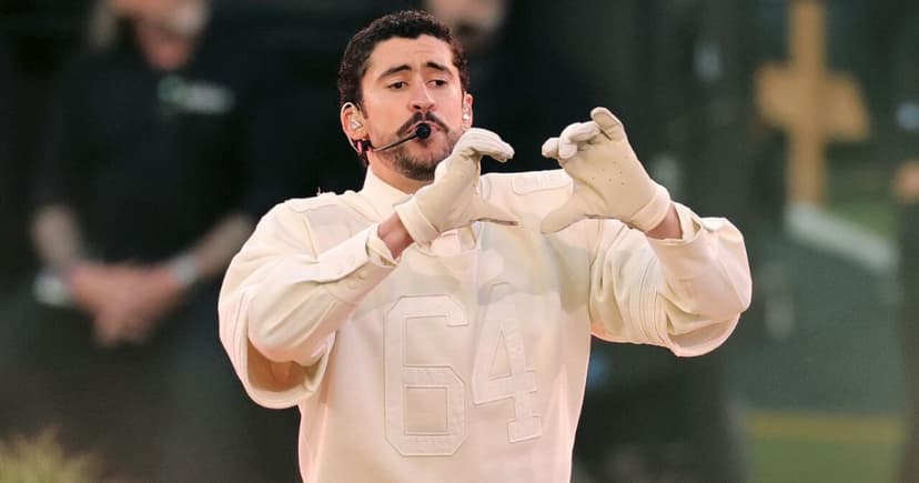 Todas las teorías sobre el significado del 64 en el jersey que usó Bad Bunny en el Super Bowl