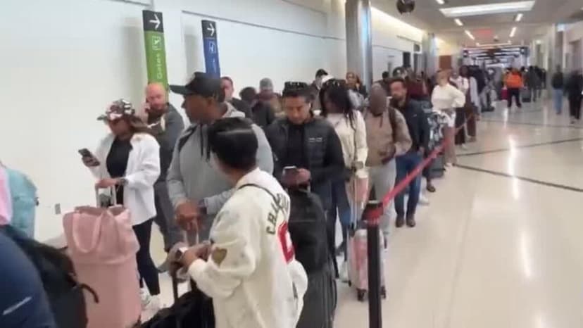 Trump amenaza con enviar a ICE a los aeropuertos para "aliviar" labores de seguridad