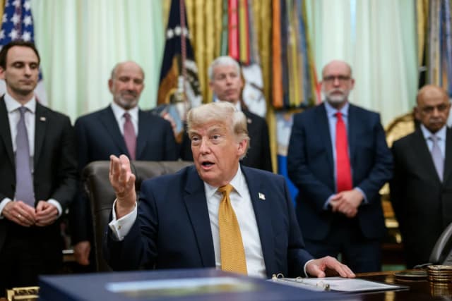 Trump eleva la tensión: amenaza con bombardear Omán y exige la rendición de Irán