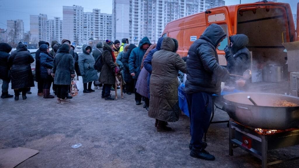 Ucrania espera más diálogos con Rusia entre escepticismo, apagones y un frío extremo