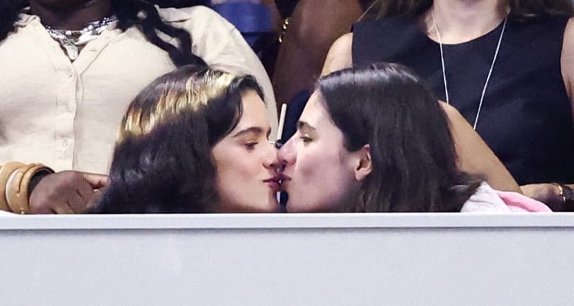 Un beso es sólo un beso: Rosalía y su novia Loli Bahía protagonizan romántico momento en el US Open