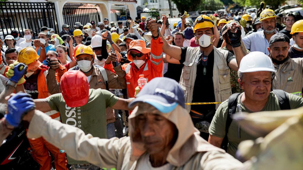 Vida entre las ruinas: así han sido algunos de los rescates que devuelven la esperanza a Colombia