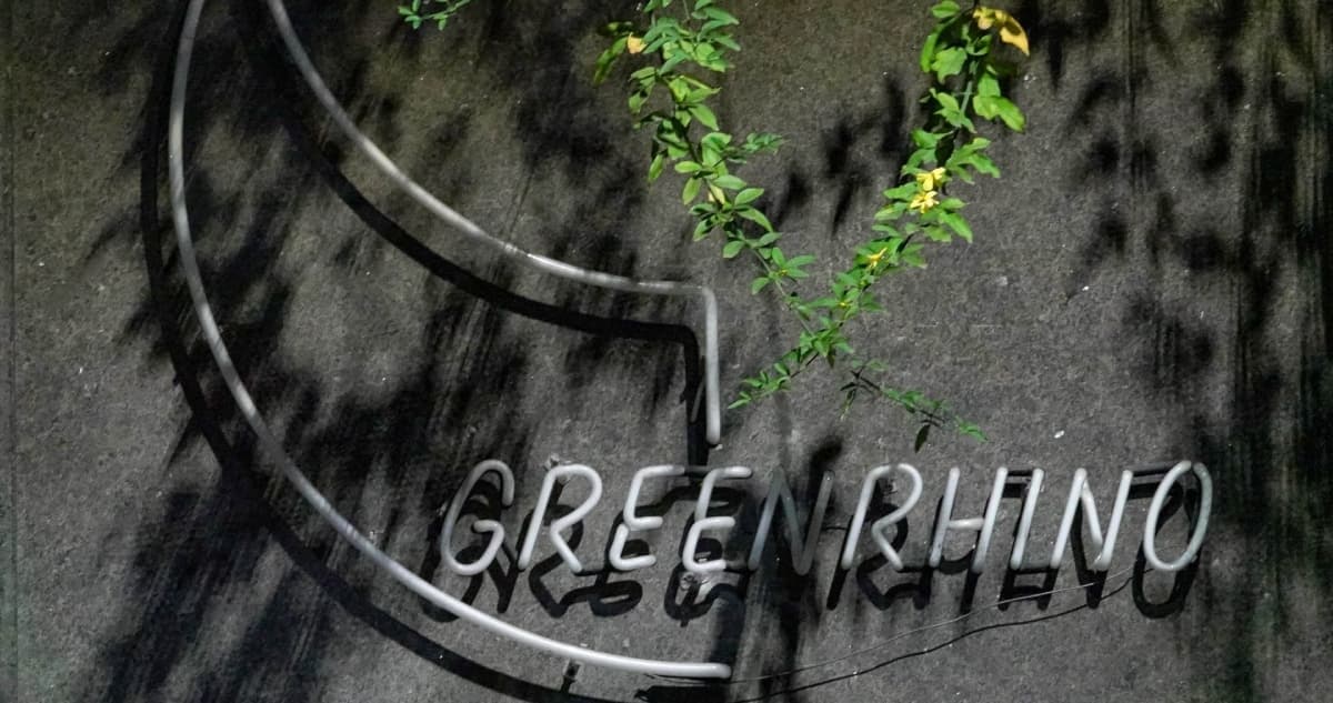 VIDEO ¬ Hombre protesta a bolillazos en panadería de chef que criticó cultura del pan