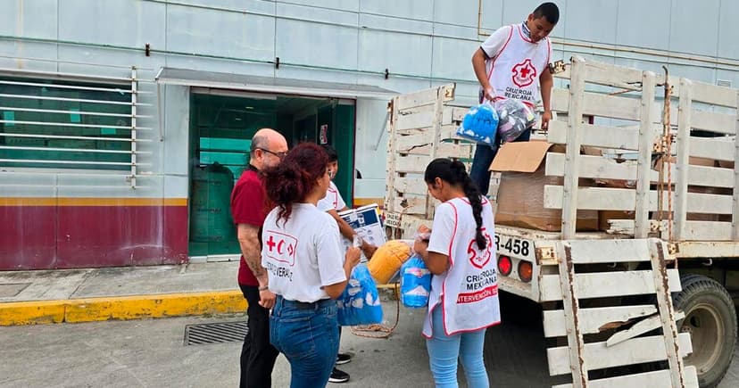 Voluntarios de la Cruz Roja hacen entrega de kits de pañales a familias en el Hospital Regional, IMSS e ISSSTE