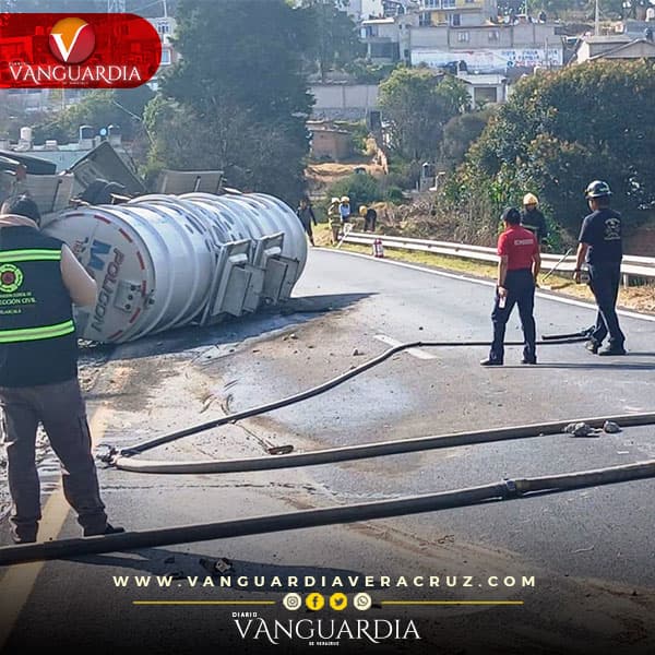 Vuelca pipa con 30 mil litros de gasolina en la carretera Apizaco-Tlaxcala