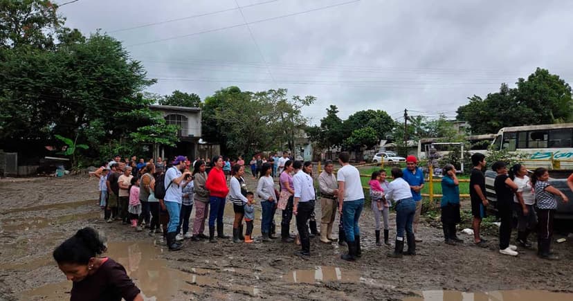 Colosio entrega apoyos en zonas afectadas por la inundación
