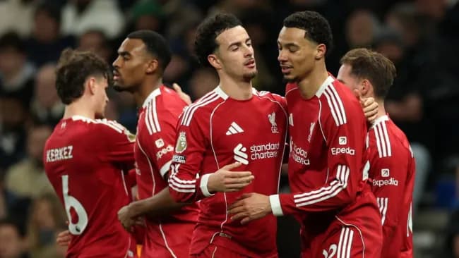 Liverpool, contra nueve jugadores, venció al Tottenham y se mete a zona de Champions