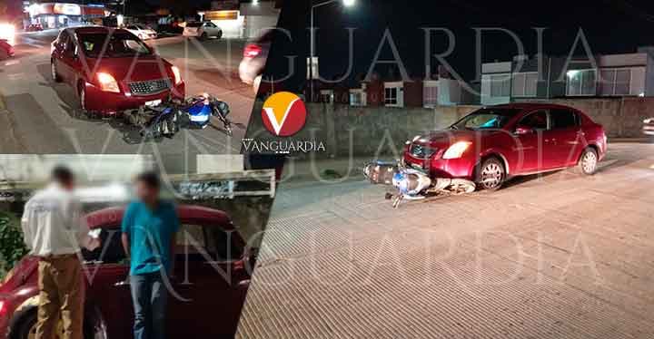 ¡Motociclista derrapa al esquivar una patrulla y choca contra un automovilista, en Tuxpan!